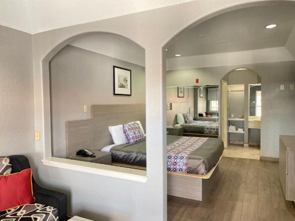 Island Suites Hobby Airport image 21