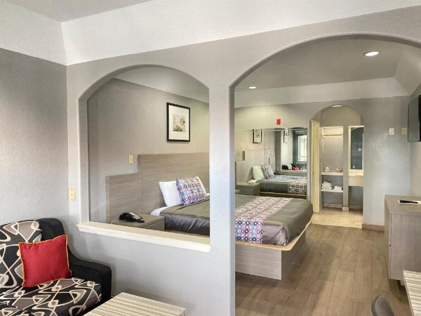 Island Suites Hobby Airport image 23