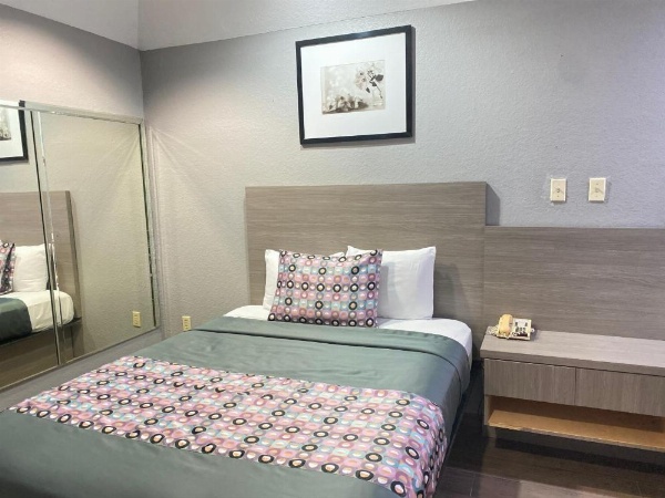 Island Suites Hobby Airport image 49