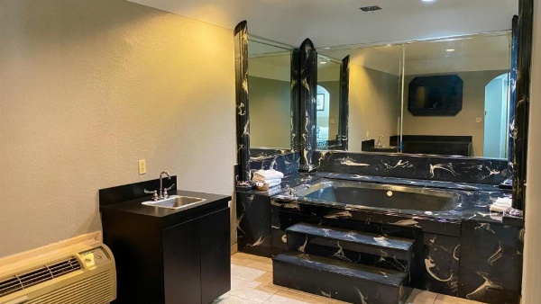 Island Suites Hobby Airport image 54