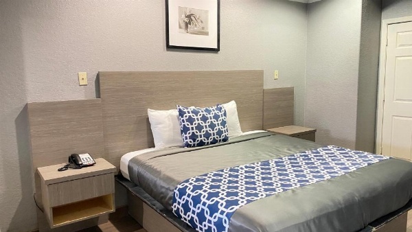 Island Suites Hobby Airport image 60