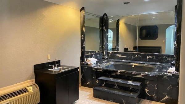 Island Suites Hobby Airport image 66